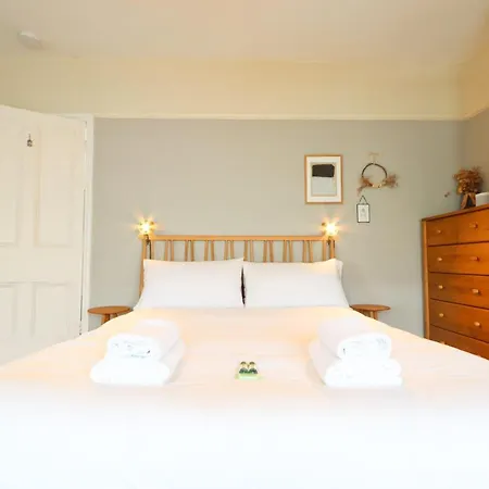 Dunford Road 2 Bedroom House Apartment Bristol