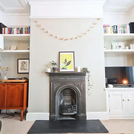 Dunford Road 2 Bedroom House * Bristol