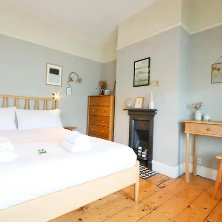 Dunford Road 2 Bedroom House Apartment *