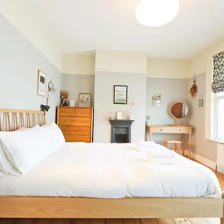Dunford Road 2 Bedroom House * Bristol