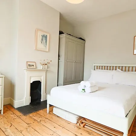 Dunford Road 2 Bedroom House شقة