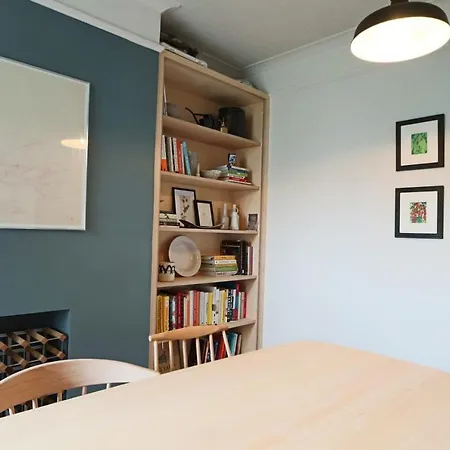 Dunford Road 2 Bedroom House بريستول