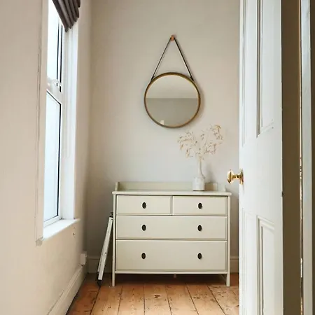 Dunford Road 2 Bedroom House בריסטול
