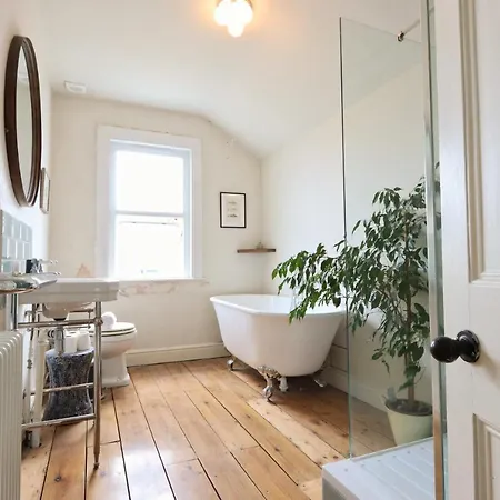 Dunford Road 2 Bedroom House * بريستول